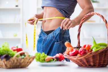 Sağlıklı beslenme ve beslenme konsepti olan genç bir adam