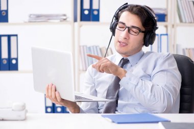 Çağrı merkezi operatörü canlı yayında müşteriyle konuşuyor.