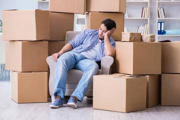 Jeune homme emménageant dans une nouvelle maison avec des boîtes — Photo