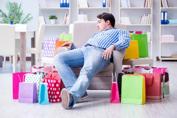 Joven después de compras excesivas en casa —  Fotos de Stock