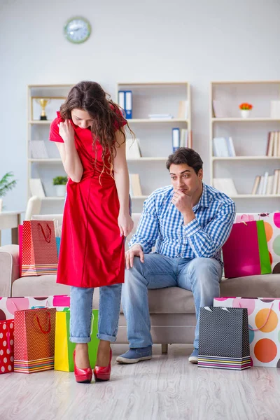 Unga par efter shopping med många påsar — Stockfoto