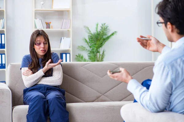 Psycholoog counseling vrouw geslagen door echtgenoot — Stockfoto