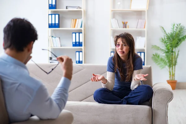 Psicólogo mulher aconselhamento espancado pelo marido — Fotografia de Stock