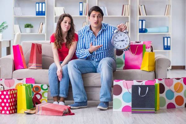 Jonge paar na het winkelen met veel tassen — Stockfoto