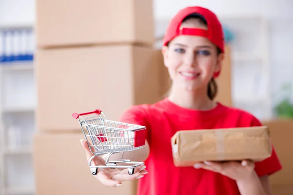 Ung kvinna som arbetar i paketdistributionscentrum — Stockfoto