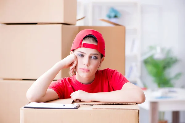 Mujer joven entregando cajas de efectos personales — Foto de Stock