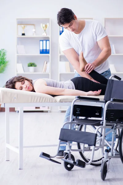 Patient undergoing rehabilitation recovery programme with doctor — Stock Photo, Image