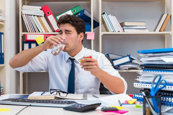 Ocupado frustrado empresário irritado no escritório — Fotografia de Stock