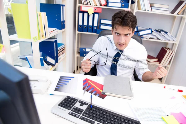 Employee attached and chained to his desk with chain — Stock Photo, Image