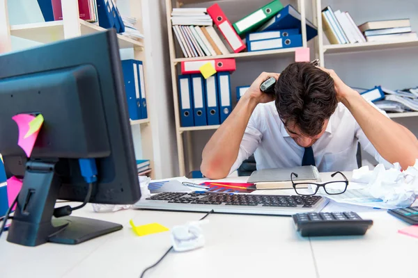 Upptagen frustrerad affärsman arg på kontoret — Stockfoto