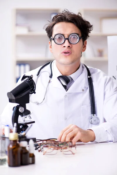 Funny eye doctor nel concetto medico umoristico — Foto Stock