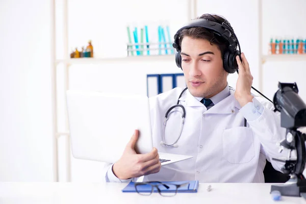 Médico varón escuchando al paciente durante la sesión de telemedicina — Foto de Stock