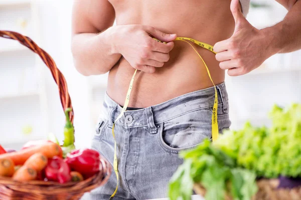 Ung man i hälsosam kost och diet koncept — Stockfoto