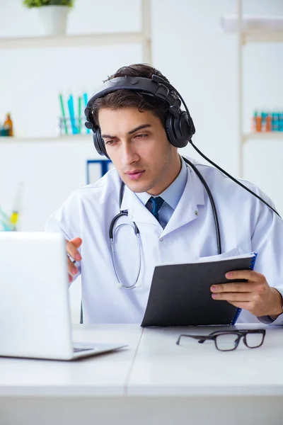 Médico varón escuchando al paciente durante la sesión de telemedicina — Foto de Stock