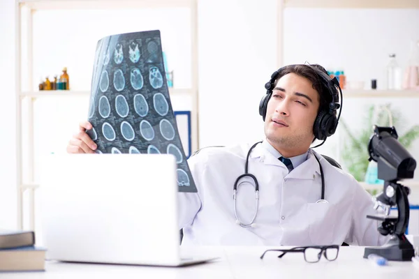 Αρσενικός γιατρός ακούγοντας τον ασθενή κατά τη διάρκεια τηλεϊατρικής συνεδρίας — Φωτογραφία Αρχείου