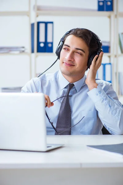 Sales assistent luisteren naar muziek tijdens lunchpauze — Stockfoto