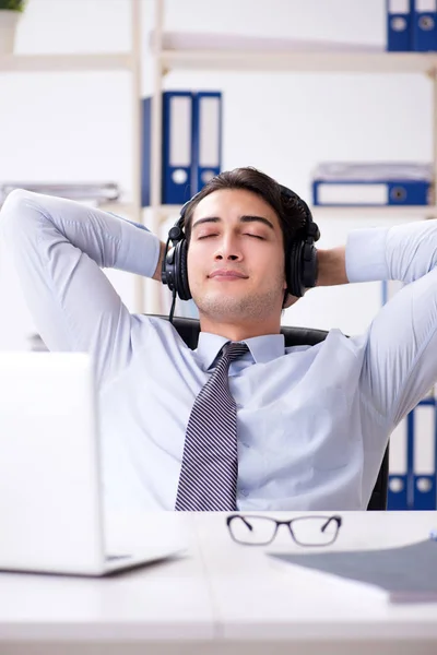 Försäljningsassistent lyssnar på musik under lunchrasten — Stockfoto