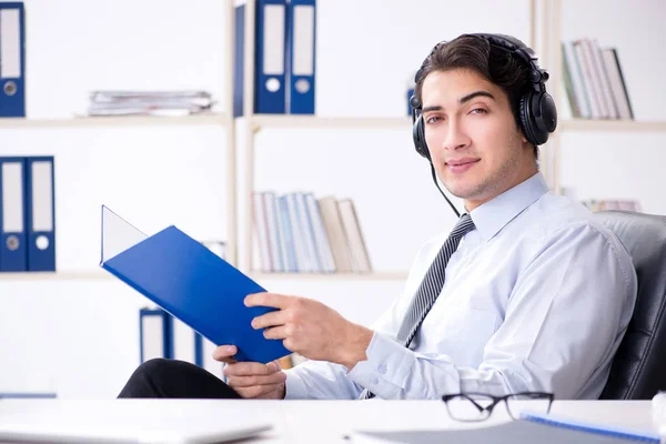 Operador del centro de llamadas hablando con el cliente en vivo — Foto de Stock