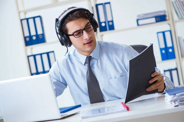 Operator call center rozmawia z klientem na żywo — Zdjęcie stockowe