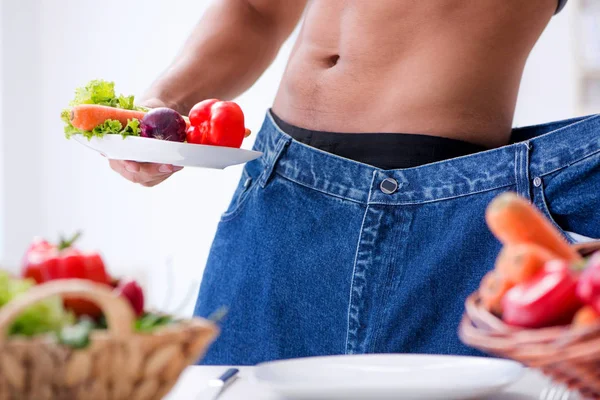 Ung man i hälsosam kost och diet koncept — Stockfoto