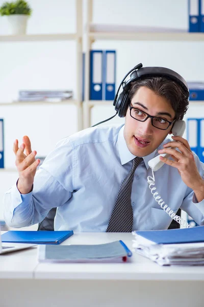 Operador de call center conversando com o cliente em live call — Fotografia de Stock