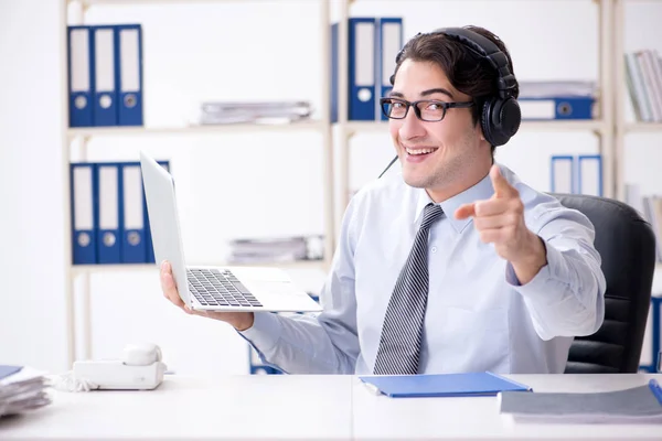 Operador del centro de llamadas hablando con el cliente en vivo — Foto de Stock