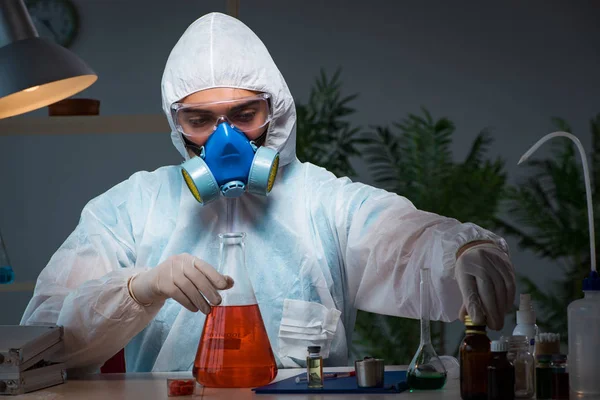 A fiatal tudósok veszélyes veszélyes anyagokkal dolgoznak. — Stock Fotó