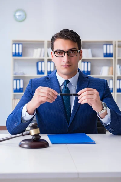 Jonge advocaat rechter zit in het kantoor — Stockfoto