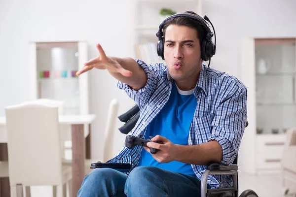 Hombre discapacitado jugando juegos de ordenador durante la rehabilitación —  Fotos de Stock