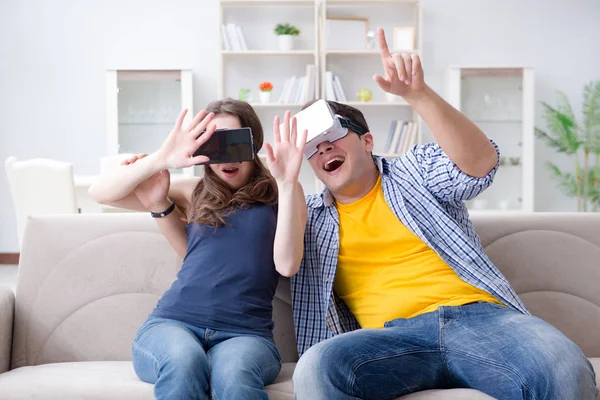 Mladá rodina hrát hry s brýlemi virtuální reality — Stock fotografie
