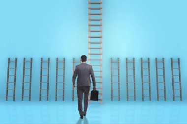 İş adamı, iş başarısı konseptinde kariyer basamaklarını tırmanıyor