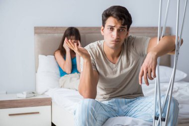 Genç eş, yaralandıktan sonra kocasını destekliyor.