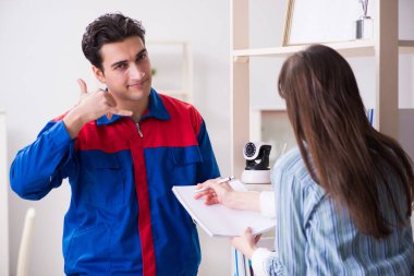 Müteahhit eve güvenlik kamerası yerleştiriyor.