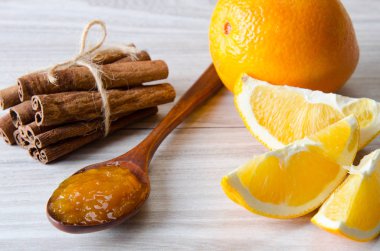 Portakal reçeli kaşık masaya servis