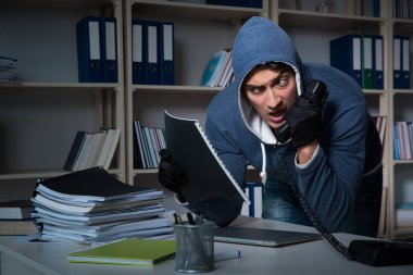 Endüstriyel casusluk konseptinde genç bir adam.