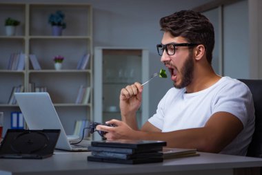 Genç adam ofiste saatlerce oyun oynuyor.