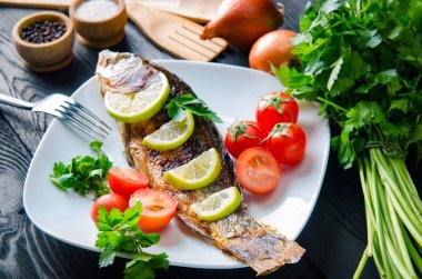 Kızarmış balık tabakta servis edilir.