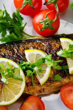 Kızarmış balık tabakta servis edilir.