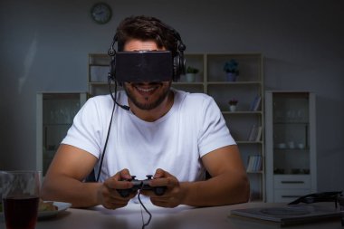 Genç adam ofiste saatlerce oyun oynuyor.