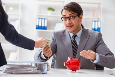 İşadamına yasaları çiğnediği için rüşvet teklif edildi