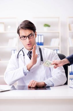 Rüşvet teklif edilen yolsuzluk konsepti doktoru.