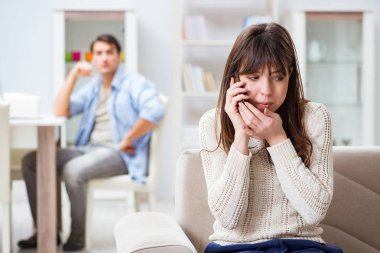 Evde birbirini aldatan bir çift.