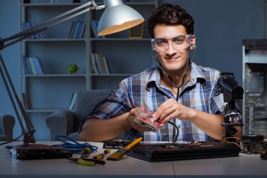 Steteskopla kontrol eden adamla bilgisayar onarım kavramı