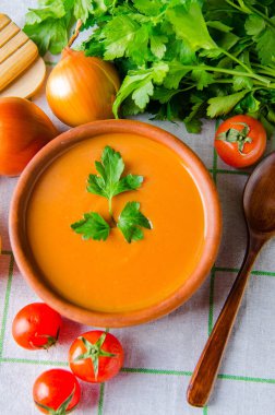 Geleneksel İtalyan usulü domates çorbası.