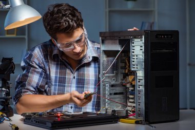 Adam penseyle bilgisayar masaüstünü onarıyor