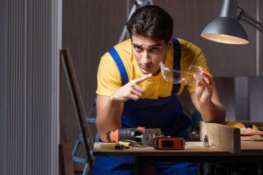 Marangozluk konseptinde tamir atölyesinde çalışan işçi