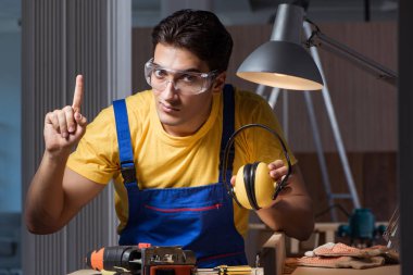 Marangozluk konseptinde tamir atölyesinde çalışan işçi