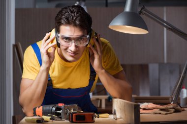 Marangozluk konseptinde tamir atölyesinde çalışan işçi