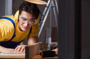 Marangozluk konseptinde tamir atölyesinde çalışan işçi