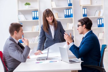 Ofisteki çalışanlarla iş görüşmesi.